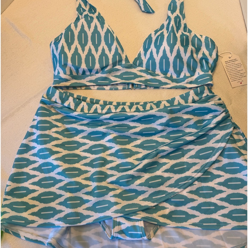 NWT Swim Suit (cannot locate brand), Size - XL, Turquoise and White